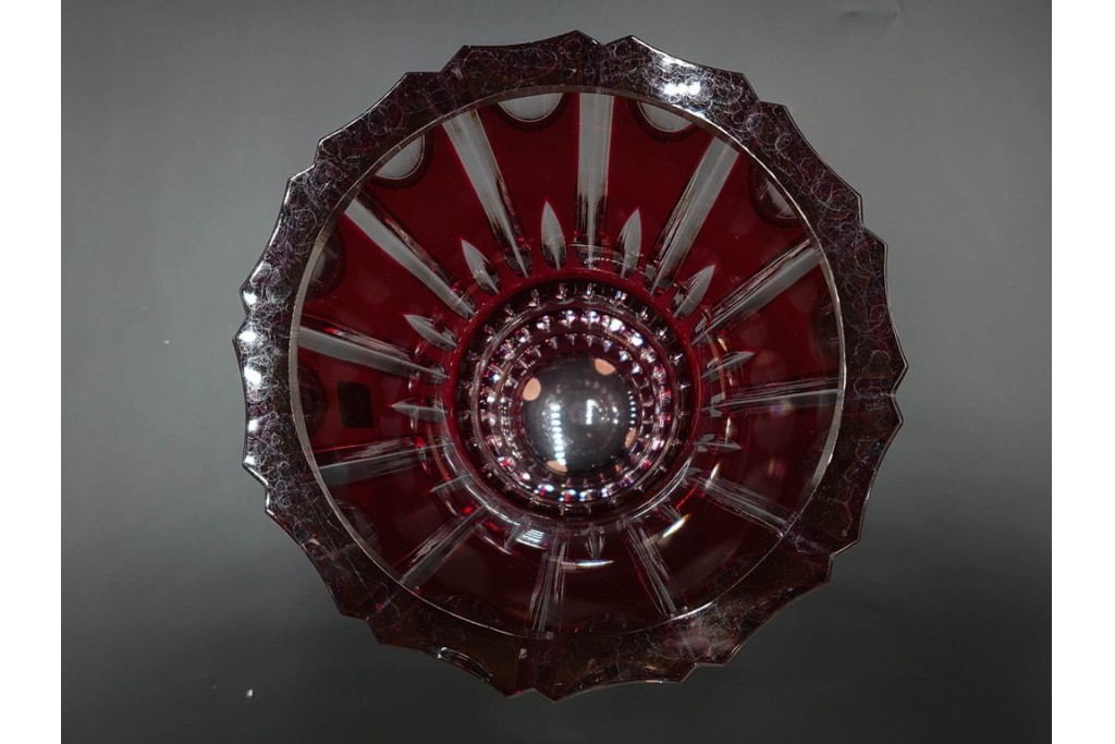 フランス　Saint Louis(サンルイ)　クリスタルガラス　赤被せ　高さ約20cm　カットの陰影が美しい花瓶　(R-085903)