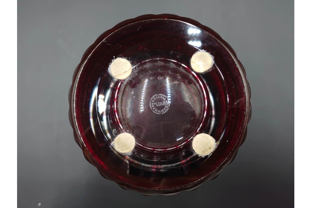 フランス　Saint Louis(サンルイ)　クリスタルガラス　赤被せ　高さ約20cm　カットの陰影が美しい花瓶　(R-085903)