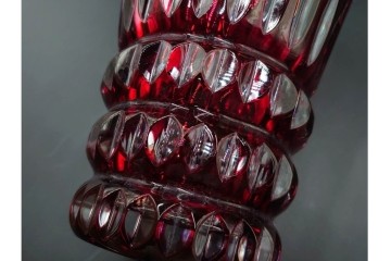 フランス　Saint Louis(サンルイ)　クリスタルガラス　赤被せ　高さ約20cm　カットの陰影が美しい花瓶　(R-085903)
