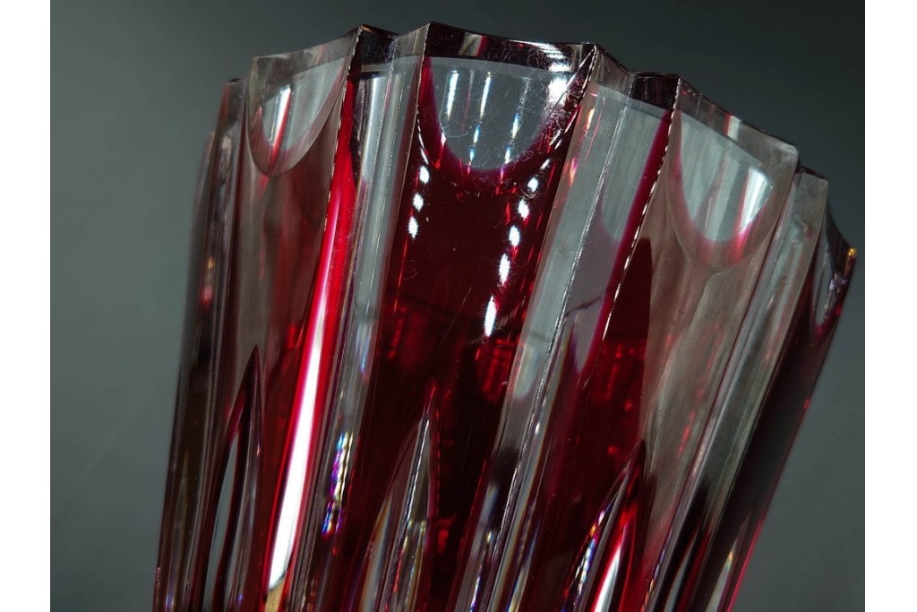 フランス　Saint Louis(サンルイ)　クリスタルガラス　赤被せ　高さ約20cm　カットの陰影が美しい花瓶　(R-085903)