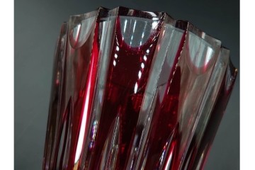 フランス　Saint Louis(サンルイ)　クリスタルガラス　赤被せ　高さ約20cm　カットの陰影が美しい花瓶　(R-085903)