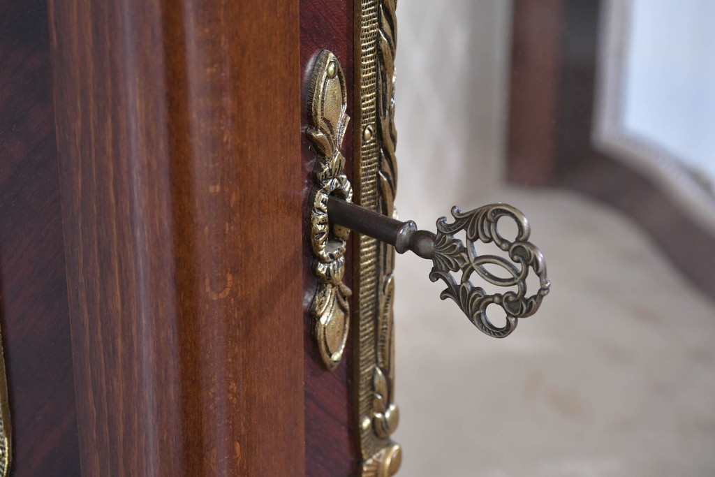 中古　美品　スペイン製　絵画装飾が優雅なキュリオケース　(R-085912)