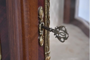 中古　美品　スペイン製　絵画装飾が優雅なキュリオケース　(R-085912)