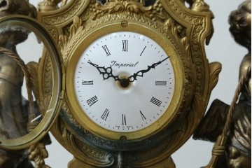 中古　高級品　イタリア　FARBEL　Imperial(インペリアル)　六本木アピス取り扱い　天使像と真鍮製の装飾が際立つ置時計　(R-085913)