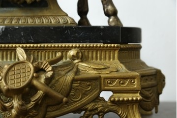 中古　高級品　イタリア　FARBEL　Imperial(インペリアル)　六本木アピス取り扱い　天使像と真鍮製の装飾が際立つ置時計　(R-085913)