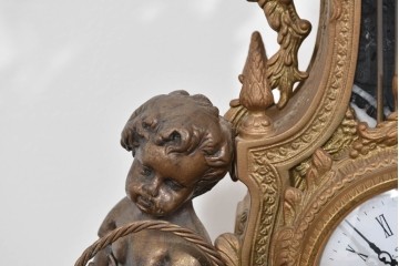 中古　高級品　イタリア　FARBEL　Imperial(インペリアル)　六本木アピス取り扱い　天使像と真鍮製の装飾が際立つゼンマイ式置時計　(R-085913)