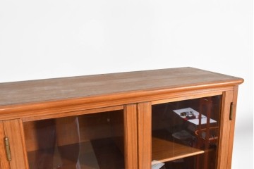 和製ヴィンテージ　豊富な収納を備えたシャッター扉(蛇腹扉)のキャビネット　(R-085916)