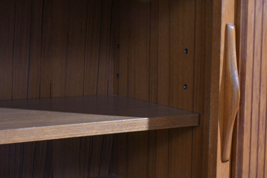 和製ヴィンテージ　豊富な収納を備えたシャッター扉(蛇腹扉)のキャビネット　(R-085916)