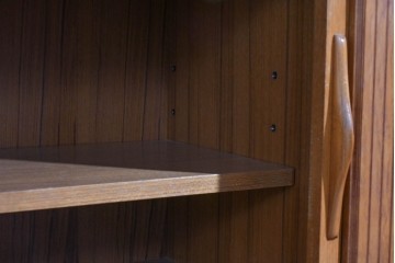 和製ヴィンテージ　豊富な収納を備えたシャッター扉(蛇腹扉)のキャビネット　(R-085916)