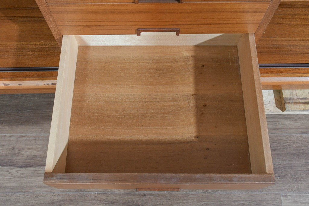 和製ヴィンテージ　豊富な収納を備えたシャッター扉(蛇腹扉)のキャビネット　(R-085916)