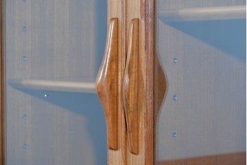 和製ヴィンテージ　豊富な収納を備えたシャッター扉(蛇腹扉)のキャビネット　(R-085916)