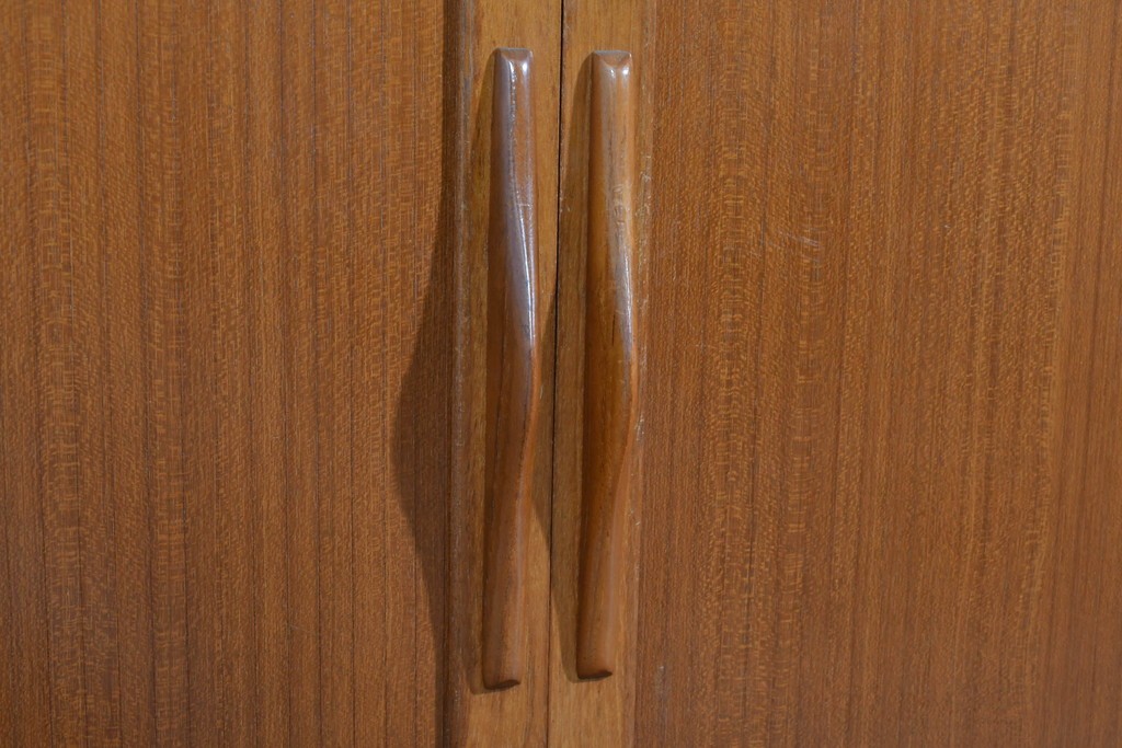 和製ヴィンテージ　豊富な収納を備えたシャッター扉(蛇腹扉)のキャビネット　(R-085916)