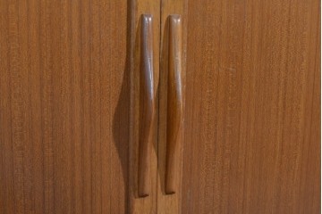 和製ヴィンテージ　豊富な収納を備えたシャッター扉(蛇腹扉)のキャビネット　(R-085916)