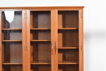 和製ヴィンテージ　豊富な収納を備えたシャッター扉(蛇腹扉)のキャビネット　(R-085916)