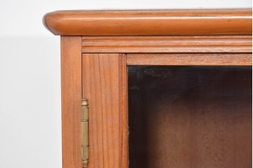 《台輪取り付け加工費込み》　和製ヴィンテージ　ガラス扉のすっきりとした佇まいのキャビネット　(R-085917)