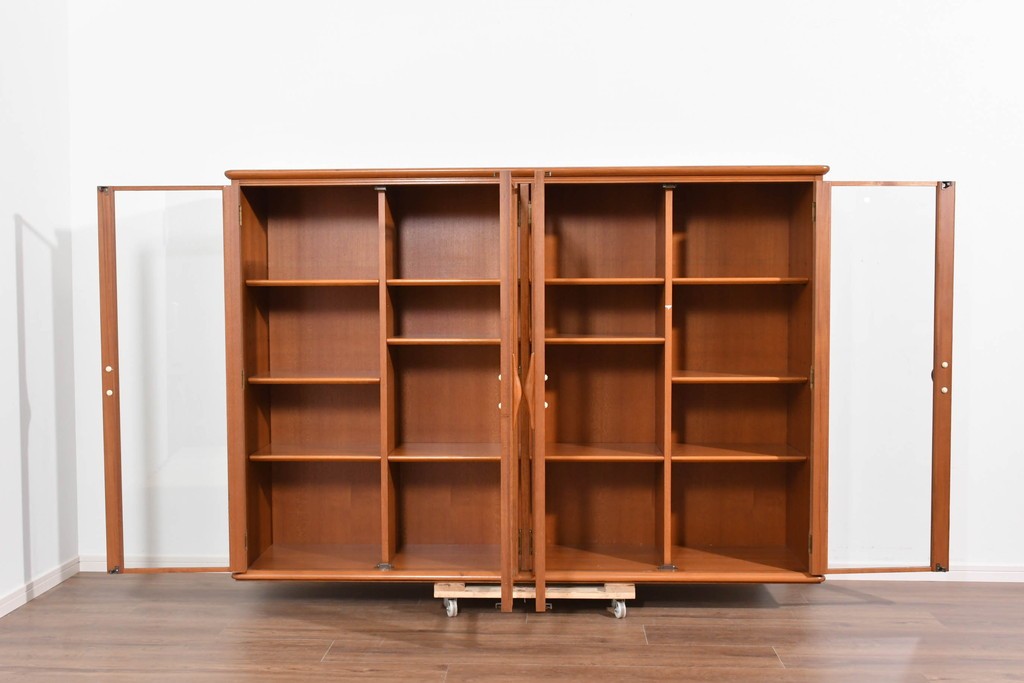 《台輪取り付け加工費込み》　和製ヴィンテージ　ガラス扉のすっきりとした佇まいのキャビネット　(R-085917)