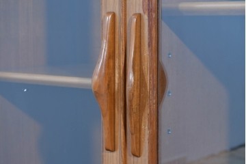 《台輪取り付け加工費込み》　和製ヴィンテージ　ガラス扉のすっきりとした佇まいのキャビネット　(R-085917)