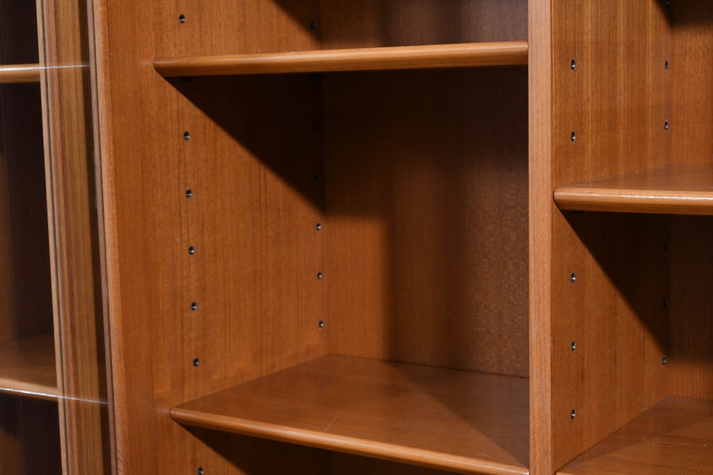 《台輪取り付け加工費込み》　和製ヴィンテージ　ガラス扉のすっきりとした佇まいのキャビネット　(R-085917)