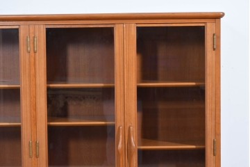 《台輪取り付け加工費込み》　和製ヴィンテージ　ガラス扉のすっきりとした佇まいのキャビネット　(R-085917)