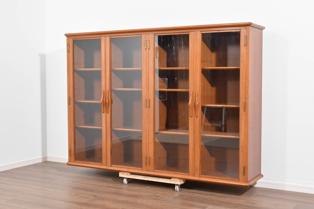 《台輪取り付け加工費込み》　和製ヴィンテージ　ガラス扉のすっきりとした佇まいのキャビネット　(R-085917)