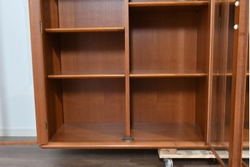 《台輪取り付け加工費込み》　和製ヴィンテージ　ガラス扉のすっきりとした佇まいのキャビネット　(R-085917)