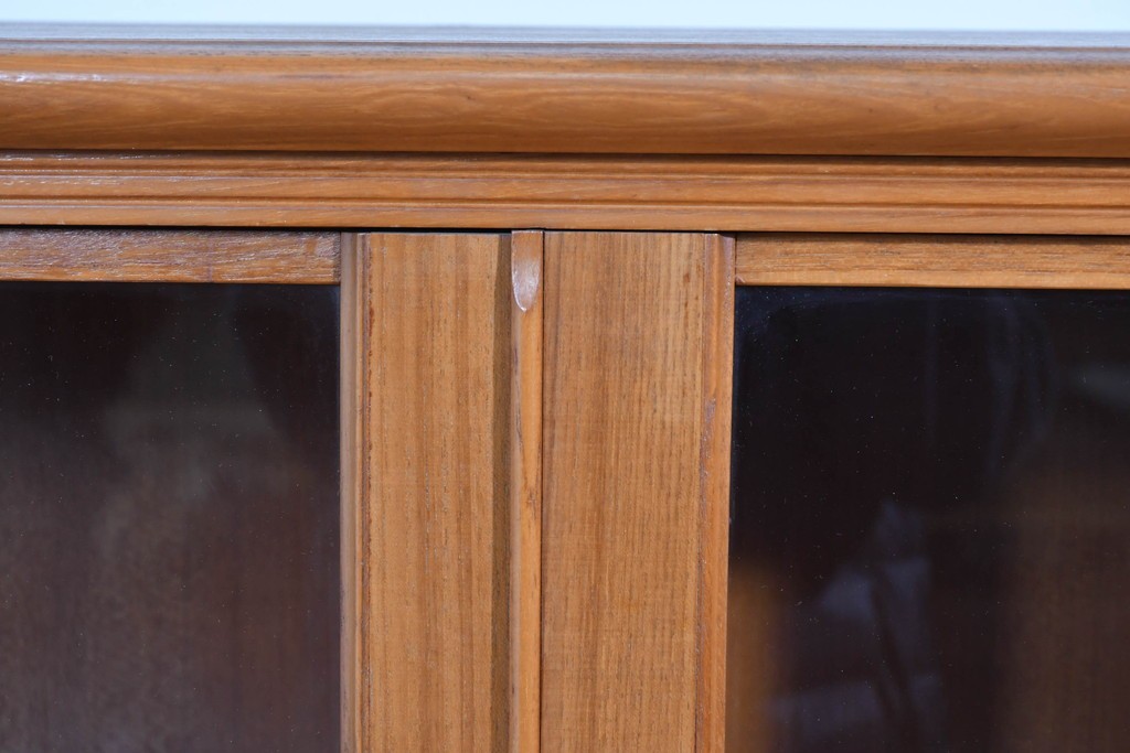 《台輪取り付け加工費込み》　和製ヴィンテージ　ガラス扉のすっきりとした佇まいのキャビネット　(R-085917)