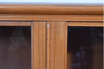 《台輪取り付け加工費込み》　和製ヴィンテージ　ガラス扉のすっきりとした佇まいのキャビネット　(R-085917)