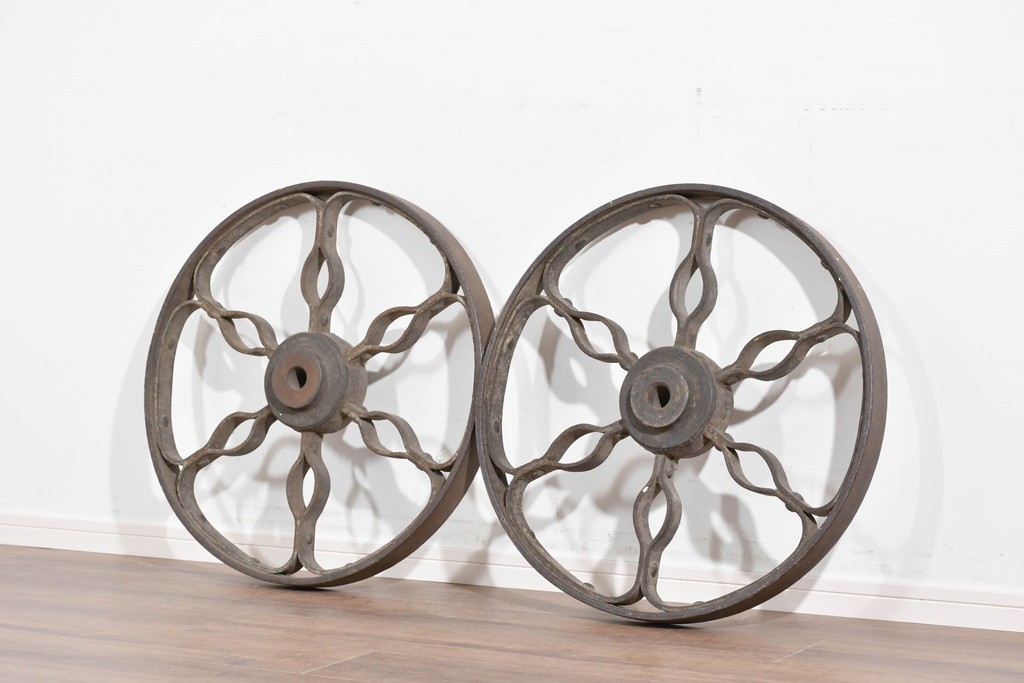 フランスアンティーク　ロートアイアンの重厚な車輪2個セット　(R-085919)