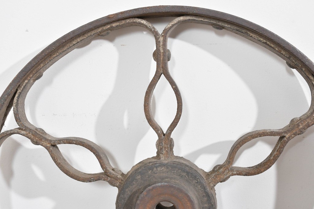 フランスアンティーク　ロートアイアンの重厚な車輪2個セット　(R-085919)