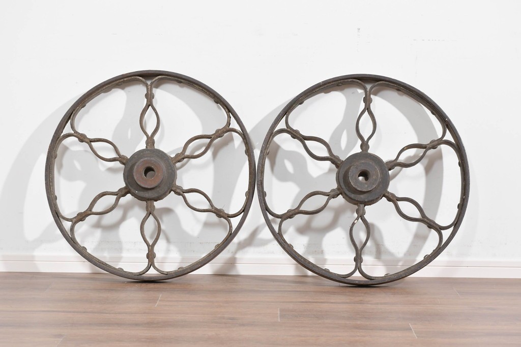 フランスアンティーク　ロートアイアンの重厚な車輪2個セット　(R-085919)