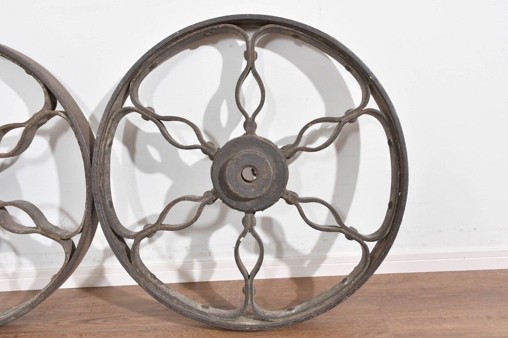 フランスアンティーク　ロートアイアンの重厚な車輪2個セット　(R-085919)