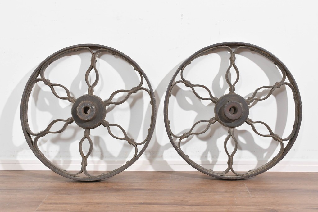 フランスアンティーク　ロートアイアンの重厚な車輪2個セット　(R-085919)