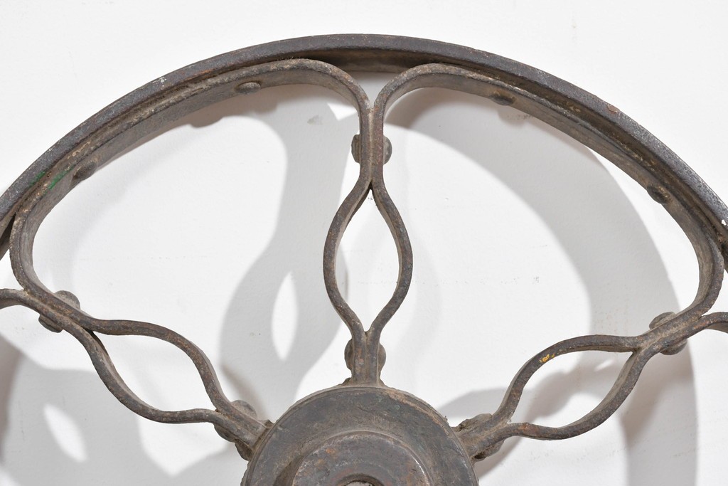 フランスアンティーク　ロートアイアンの重厚な車輪2個セット　(R-085919)