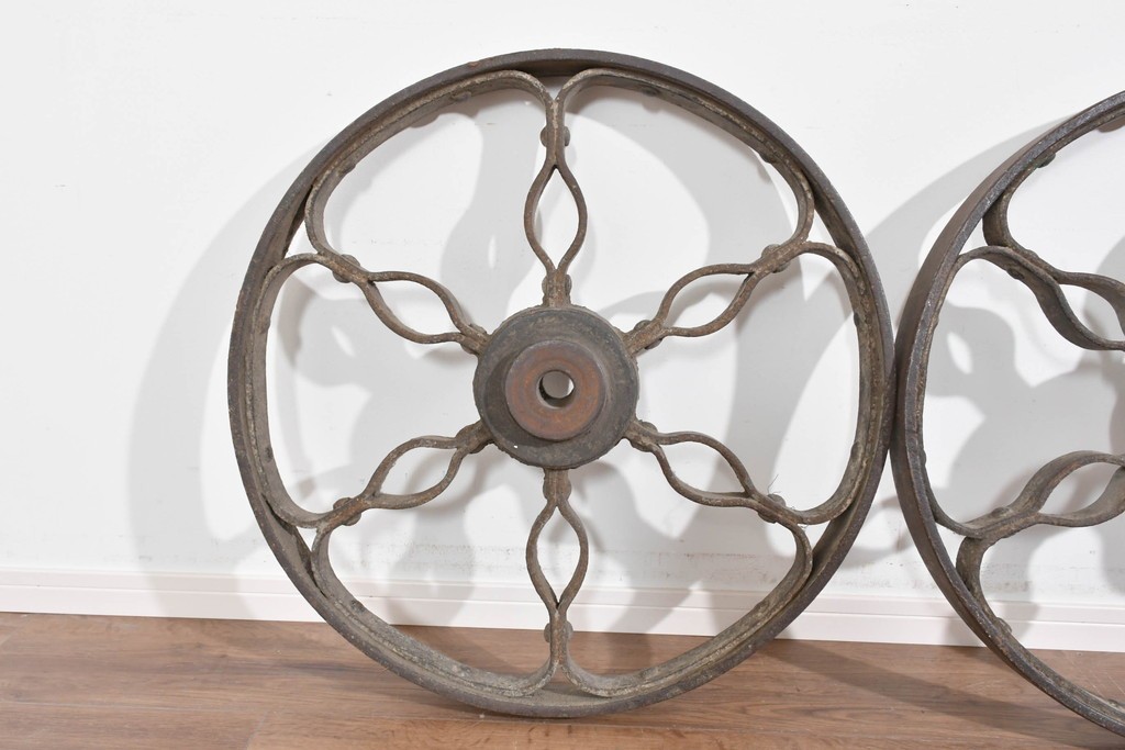 フランスアンティーク　ロートアイアンの重厚な車輪2個セット　(R-085919)