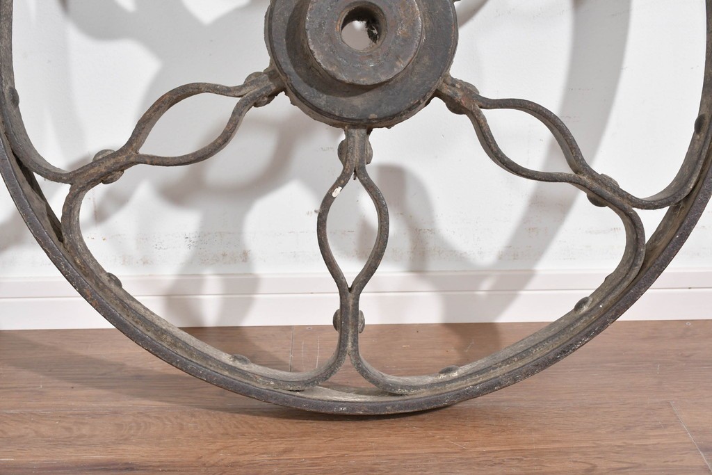 フランスアンティーク　ロートアイアンの重厚な車輪2個セット　(R-085919)