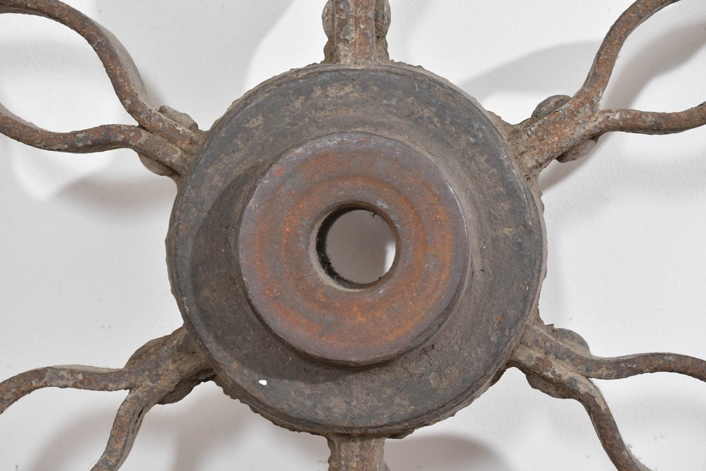 フランスアンティーク　ロートアイアンの重厚な車輪2個セット　(R-085919)