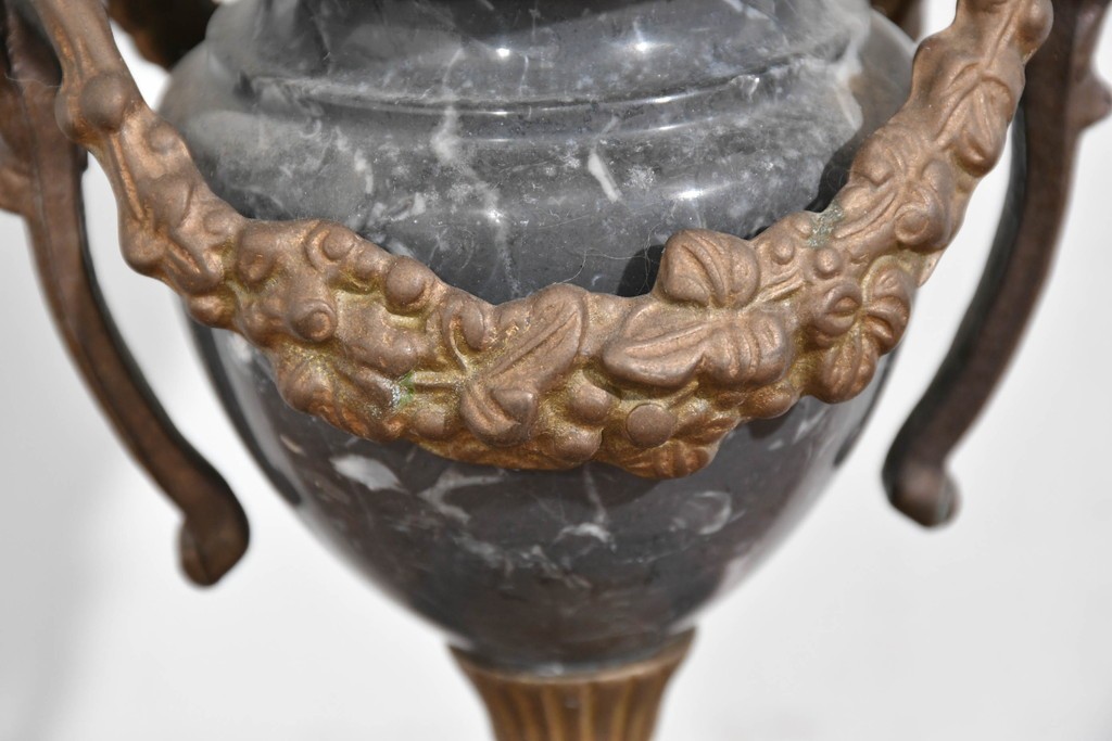 中古　美品　高級品　イタリア　FARBEL　六本木アピス取り扱い　華やかな装飾が目を惹く真鍮製キャンドルスタンド2台セット　(R-085920)