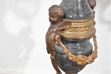 中古　美品　高級品　イタリア　FARBEL　六本木アピス取り扱い　華やかな装飾が目を惹く真鍮製キャンドルスタンド2台セット　(R-085920)