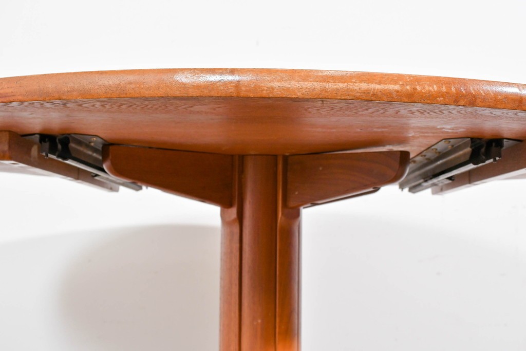 和製ヴィンテージ　希少なチーク無垢材を使用した上質なラウンドダイニングテーブル　(R-085922)