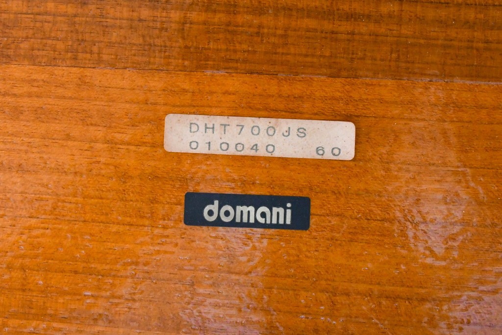 中古　カリモク家具(karimoku)　domani(ドマーニ)　Forza(フォルザ)シリーズ　天板の木目とシャープな足元が美しいダイニングテーブル　定価約85万円　(R-085923)