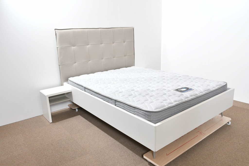 中古　BoConcept(ボーコンセプト)　シモンズ(SIMMONS)　本革ヘッドボード　サイドテーブル付きワイドダブルサイズのベッドセット　定価約60万円　(R-085928)