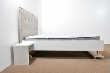 中古　BoConcept(ボーコンセプト)　シモンズ(SIMMONS)　本革ヘッドボード　サイドテーブル付きワイドダブルサイズのベッドセット　定価約60万円　(R-085928)