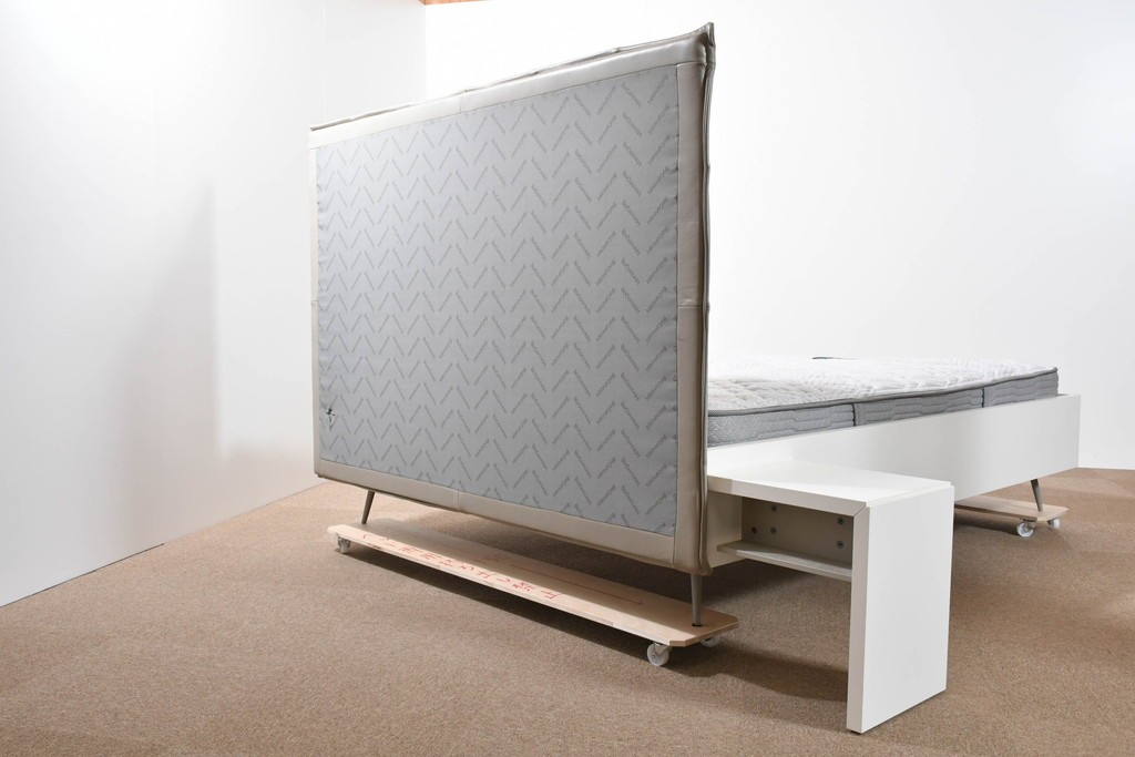 中古　BoConcept(ボーコンセプト)　シモンズ(SIMMONS)　本革ヘッドボード　サイドテーブル付きワイドダブルサイズのベッドセット　定価約60万円　(R-085928)