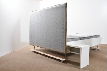 中古　BoConcept(ボーコンセプト)　シモンズ(SIMMONS)　本革ヘッドボード　サイドテーブル付きワイドダブルサイズのベッドセット　定価約60万円　(R-085928)