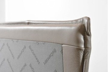 中古　BoConcept(ボーコンセプト)　シモンズ(SIMMONS)　本革ヘッドボード　サイドテーブル付きワイドダブルサイズのベッドセット　定価約60万円　(R-085928)