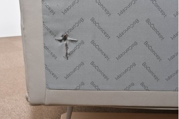 中古　BoConcept(ボーコンセプト)　シモンズ(SIMMONS)　本革ヘッドボード　サイドテーブル付きワイドダブルサイズのベッドセット　定価約60万円　(R-085928)