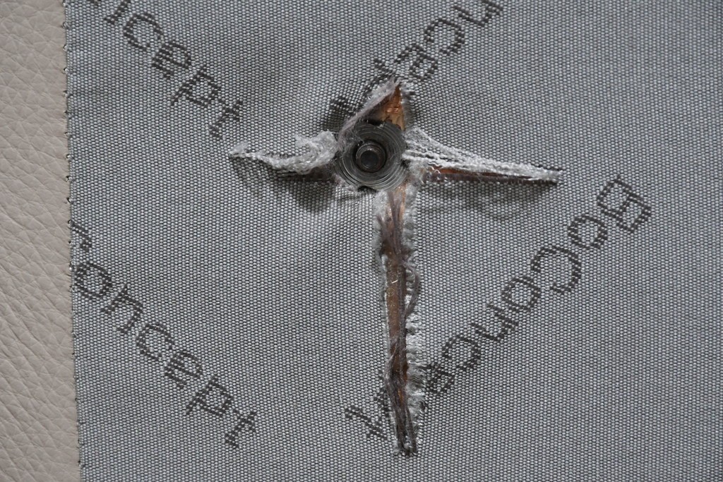 中古　BoConcept(ボーコンセプト)　シモンズ(SIMMONS)　本革ヘッドボード　サイドテーブル付きワイドダブルサイズのベッドセット　定価約60万円　(R-085928)