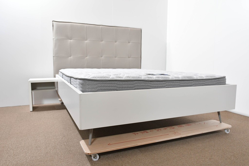 中古　BoConcept(ボーコンセプト)　シモンズ(SIMMONS)　本革ヘッドボード　サイドテーブル付きワイドダブルサイズのベッドセット　定価約60万円　(R-085928)