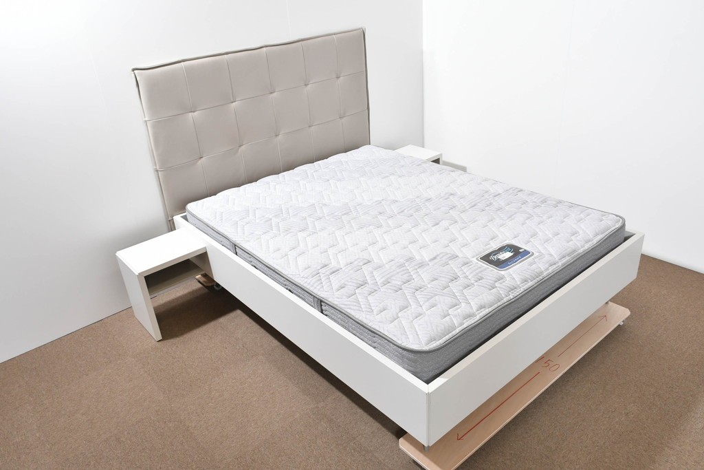 中古　BoConcept(ボーコンセプト)　シモンズ(SIMMONS)　本革ヘッドボード　サイドテーブル付きワイドダブルサイズのベッドセット　定価約60万円　(R-085928)