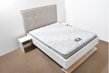 中古　BoConcept(ボーコンセプト)　シモンズ(SIMMONS)　本革ヘッドボード　サイドテーブル付きワイドダブルサイズのベッドセット　定価約60万円　(R-085928)